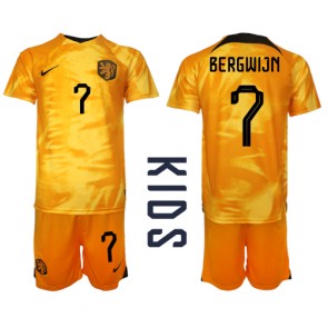 Holandsko Steven Bergwijn #7 Dětské Domácí dres komplet MS 2022 Krátký Rukáv (+ trenýrky)